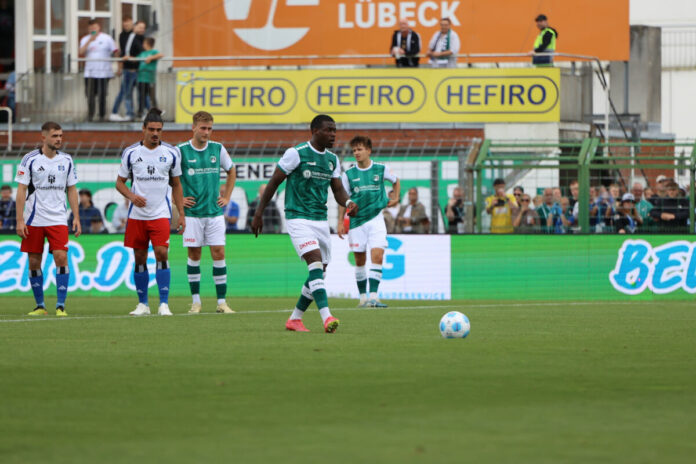 Herdi Bukusu (VfB Lübeck) schießt den Elfmeter
