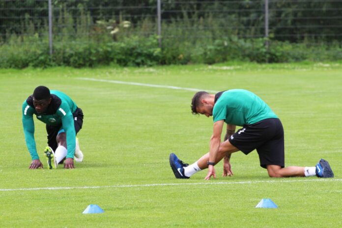 Kevin Bukusu (l.) und Manuel Farrona Pulido (VfB Lübeck)