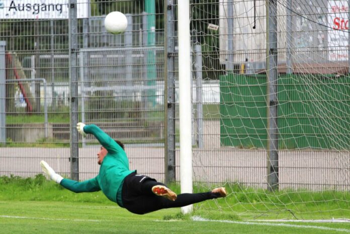 Zur Probe beim VfB Lübeck Torwart Fabian Eutinger