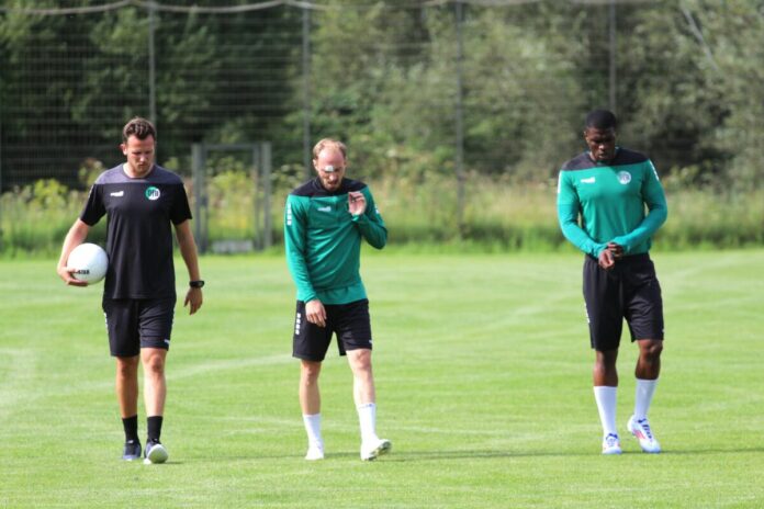 Physio Yannik Bremser, Marvin Thiel und Kevin Bukusu