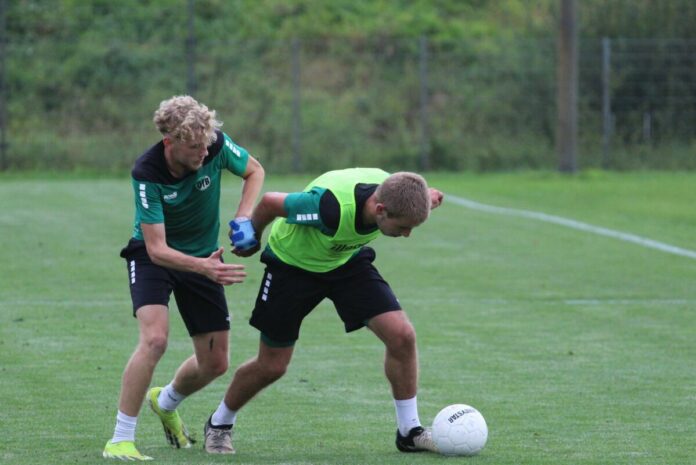 Bent Andresen im Training mit Schiene an der Hand, VfB Lübeck