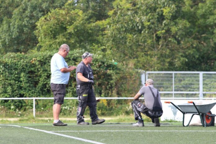 Kunstrasen wird ausgebessert, VfB Lübeck