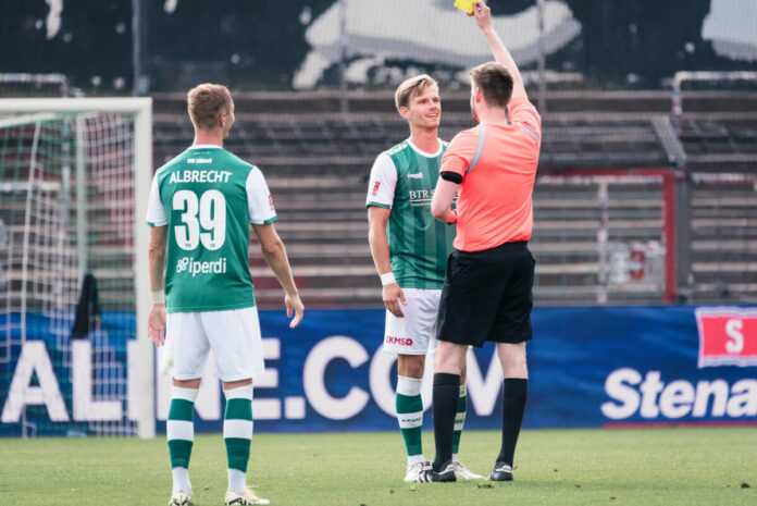 Gelbe Karte für Luca Menke (VfB Lübeck)
