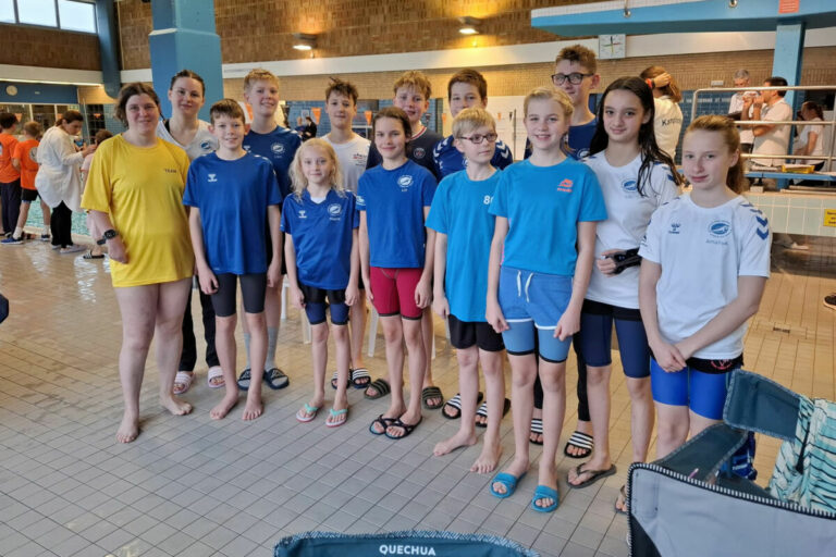 25-mal ganz oben auf dem Treppchen: SC Delphin Lübeck schwimmt im Medaillenregen