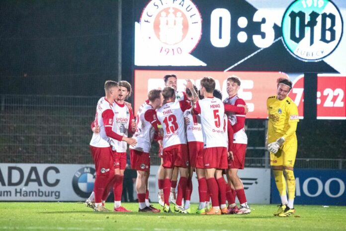 Jubel beim VfB Lübeck nach dem Treffer zum 3-0 gegen St. Pauli II