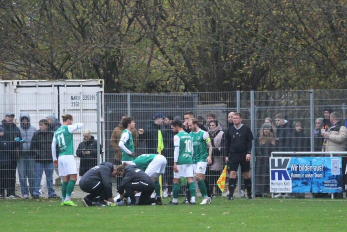 Robin Kölle (VfB Lübeck) wird behandelt, kann in Todesfelde nicht weiter machen