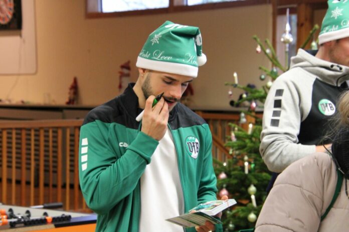 Robin Kölle (VfB Lübeck) besucht Patienten im UKSH