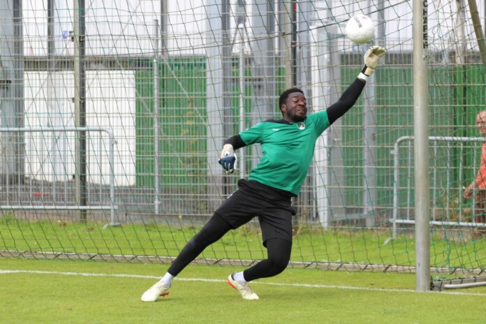 Steven Mensah, hält sich beim VfB Lübeck fit