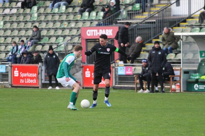 VfB Lübeck - Greifswalder FC, Soufian Benyamina (GFC) im Duell mit Jannik Westphal