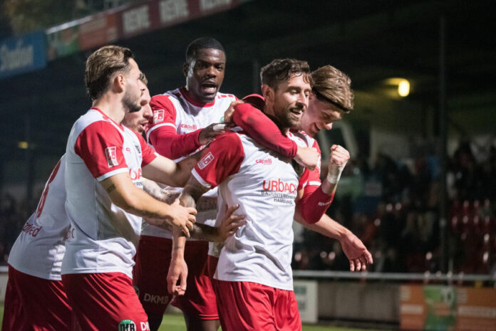 VfB Lübeck, Herdi Bukusu jubelt mit seinen Mitspielern