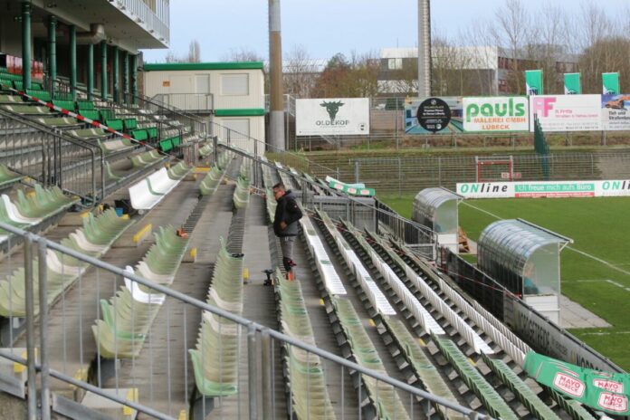 VfB Lübeck, neue Sitzschalen auf der Sparkassentribüne