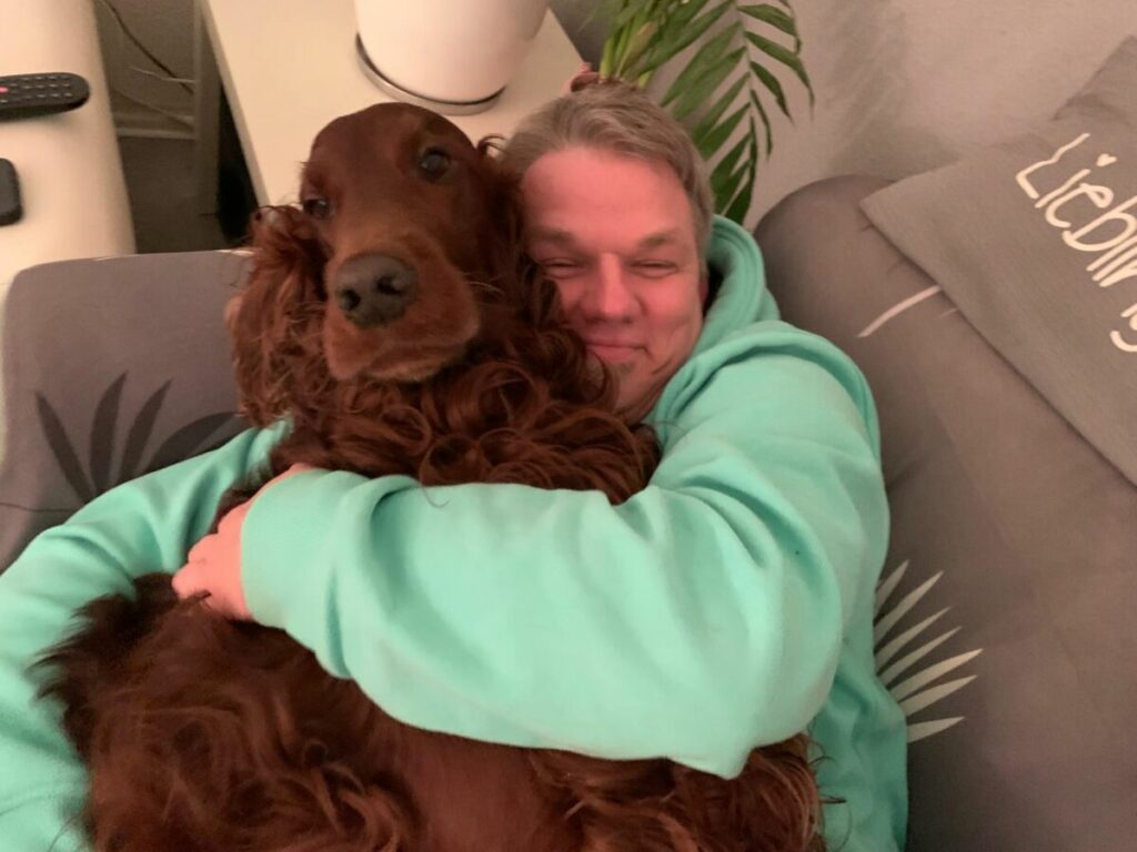 Fiete Nein: Roland mit Redaktionsmasskotchen Fiete Kenzo. (Foto: privat)