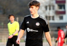 Feldspieler hält als Aushilfs-Keeper zwei Elfmeter