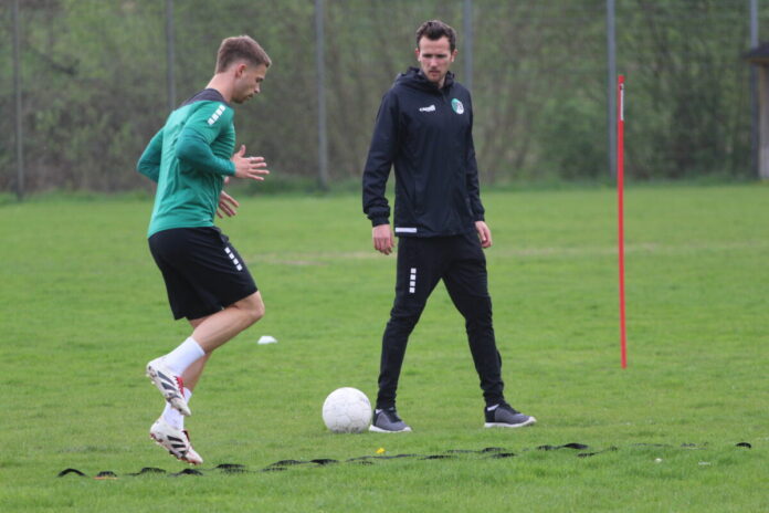 Tom Geerkens (l.) und Physio Yannick Bremser, VfB Lübeck
