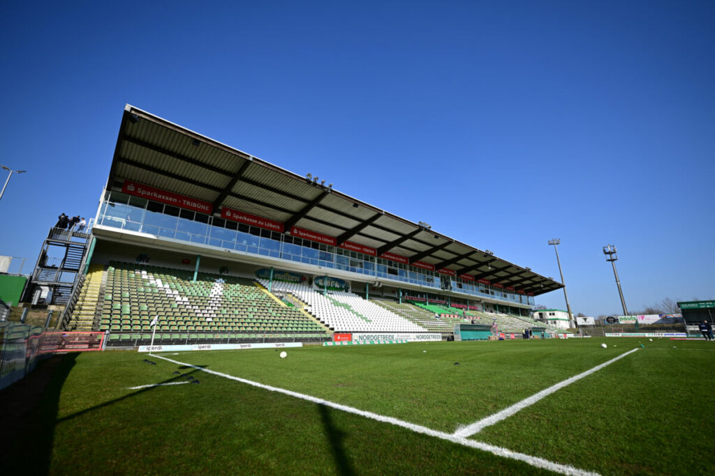 vfb lubeck lohmuhle regionalliga nord haupttribune stadion @ Respektvoller Austausch zwischen VfB Lübeck und Phönix - DFB-Pokal steigt auf der Lohmühle
