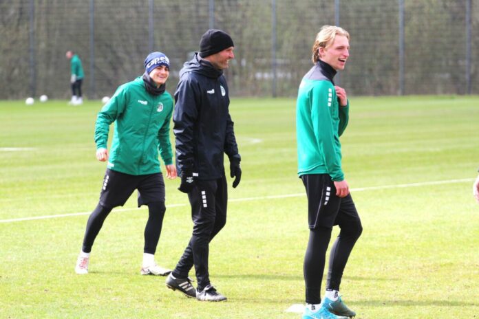 VfB-Training mit Guerino Capretti (Coach), gute Laune