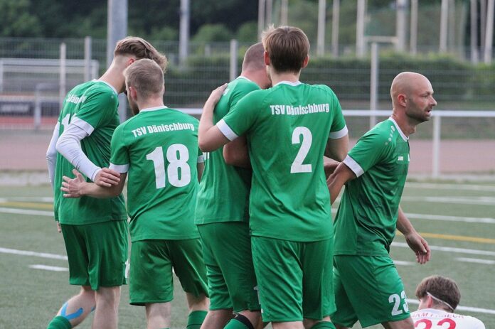 Der erste Sieg der Saison für Dänischburg. Foto: Niklas Runne. Der erste Sieg der Saison für Dänischburg. Foto: Niklas Runne.