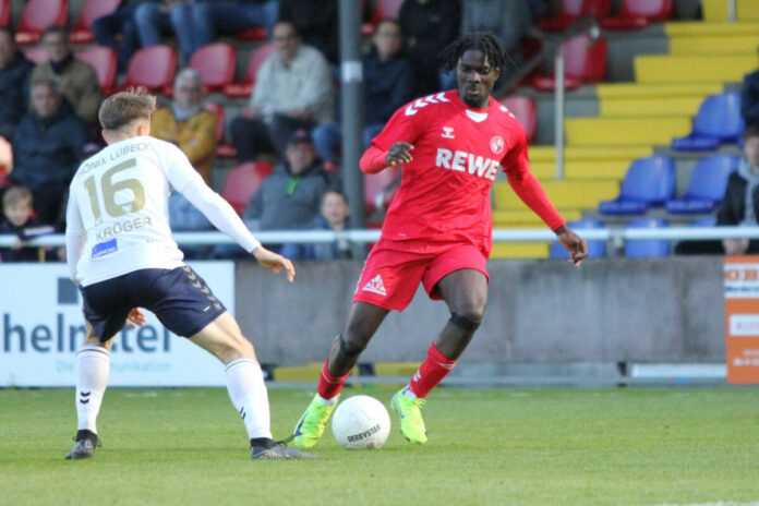Joshua Krüger (Phönix) und Brian Appiah (Norderstedt) im Duell