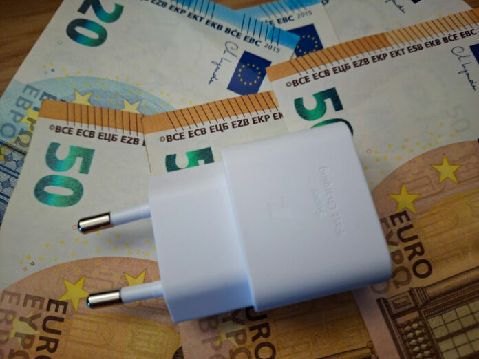 Ladestecker und Geld