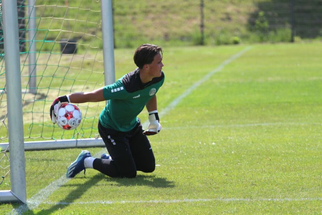 VfB Lübeck: Diestel führt es über den großen Teich – Stipendium in West Virginia 1 phillip diestel keeper vfb lubeck im training @ VfB Lübeck: Diestel führt es über den großen Teich – Stipendium in West Virginia