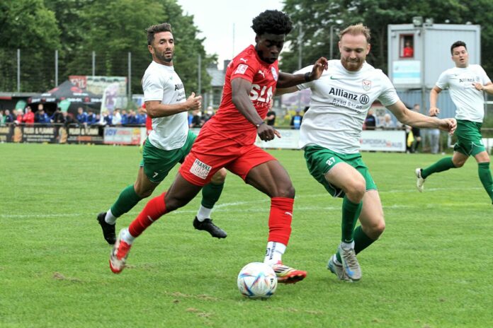 Dustin Thiel (SV Azadi) versucht den Ball zu erobern