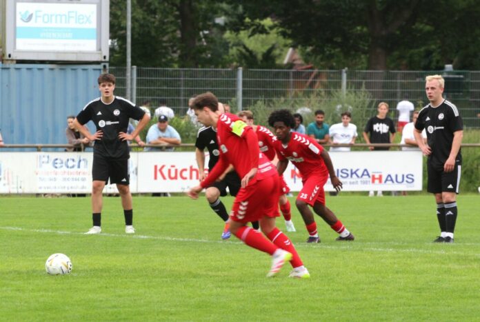 FC Dornbreite - SG SarauBosau 4-0, Jannek Stöver am Elfmeterpunkt