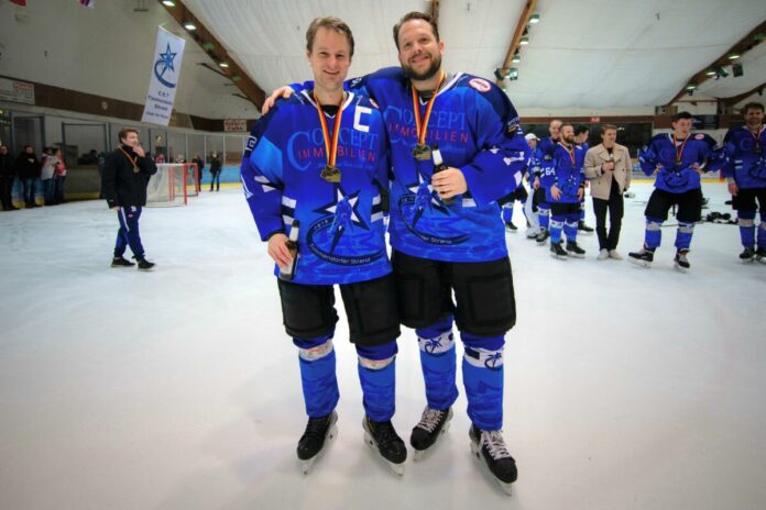 Links Moritz Meyer, rechts Rino Schroeder. An diesem Tag haben die beiden die Meisterschaft in der Verbandsliga Nord gefeiert.