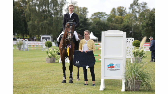 2025-09-11_Landesturnier Bad Segeberg_Fynn Müller-Rulfs_Photo Rocket Fynn Müller-Rulfs und Fabulous Fred M gewannen die Youngster-Prüfung für sieben- und achtjährige Pferde auf dem Landesturnierplatz. (Foto: Photo Rocket)