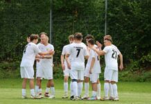 Dornbreite II überrollt Moisling – Viktoria 08 II feiert ersten Sieg – Stockelsdorf II weiter punktlos Freude bei Dornbreite II nach Kantersieg in Moisling. Foto: Lilli Behnke (FCD)