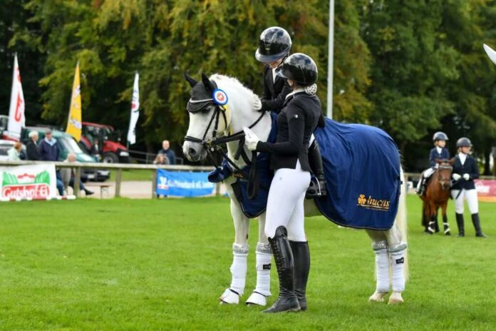 Fuehrzuegelklasse_Nachwuchsfoerderung_Landesponyturnier 2024_RV_Malina Blunck Darauf, Kinder für den Ponysport zu begeistern und damit eine Basis für den Pferdesport zu schaffen, liegt seit Jahrzehnten der Fokus der Veranstalter des Landesponyturniers in Bad Segeberg. (Foto: RathmannVerlag/Malina Blunck)