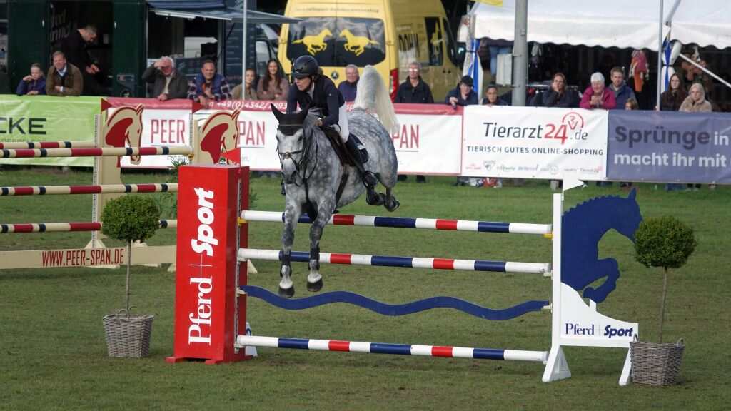 Die Landesmeisterschaften der Damen im Parcours gewann Miriam Schneider und machte sich damit das schönste Geburtstagsgeschenk. (Foto: Kurt-S. Becker)