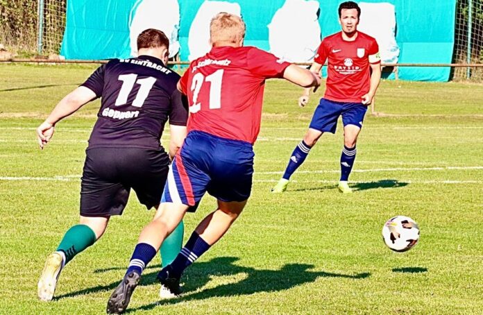 Zweikampf zwischen Tim Geppert (l., Eintracht Lübeck) und Phillip Jäger (r., Scharbeutz/Pönitz). Foto: Vanessa Reinke (SVE). Zweikampf zwischen Tim Geppert (l., Eintracht Lübeck) und Phillip Jäger (r., Scharbeutz/Pönitz). Foto: Vanessa Reinke (SVE).