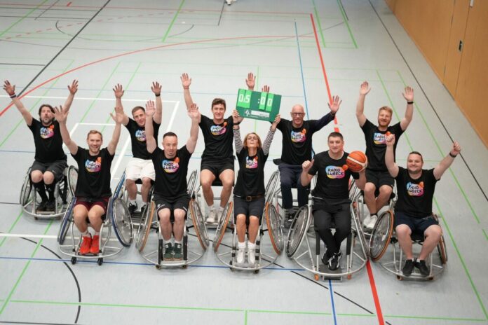 lobeca_226757_mascha_holm_20251004 Die siegreiche Mannschaft der RADIO LÜBECK MEETS HL-SPORTS Allstars. Foto: Lobeca/Holm