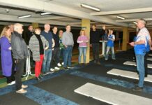 kurze Einweisung von Christian Goetz (r.), Abteilungsleiter der Glinde Woodpeckers