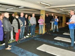 kurze Einweisung von Christian Goetz (r.), Abteilungsleiter der Glinde Woodpeckers