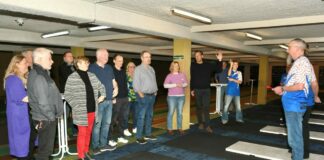 kurze Einweisung von Christian Goetz (r.), Abteilungsleiter der Glinde Woodpeckers