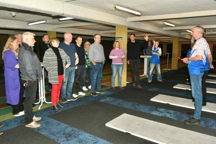 Einweisung Dart kurze Einweisung von Christian Goetz (r.), Abteilungsleiter der Glinde Woodpeckers