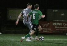 Elf Tore, Spannung bis zum Ende und ein Debütant: Irres Nachholspiel unter Flutlicht