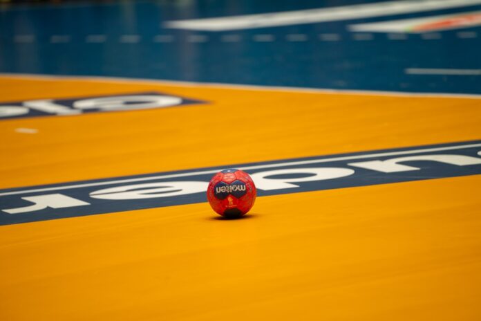 Ball auf dem Hallenboden