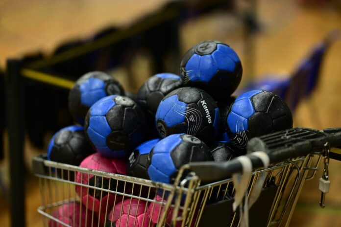 Einkaufswagen mit Bällen