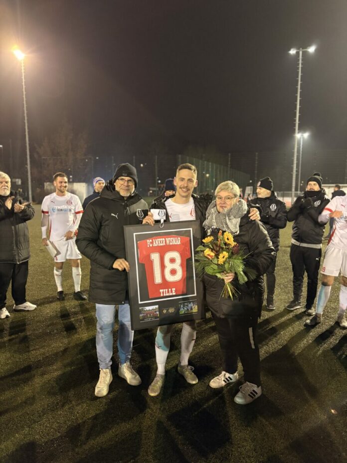 Tille 1 Niklas Tille wurde nach dem Spiel gegen den F.C. Hansa Rostock II verabschiedet. Der Kapitän verlässt den FC Anker Wismar Richtung Berlin.