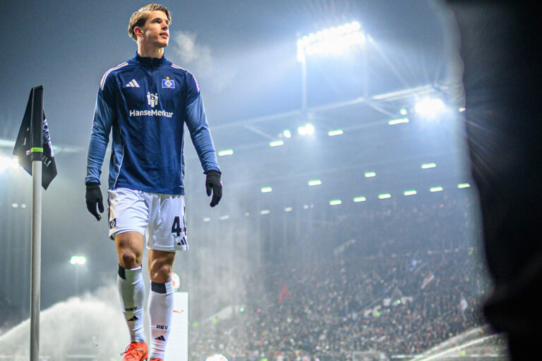 Nachschlag FC St. Pauli vs. HSV wegen Banner-Fail und Spuck-Attacke: Eskalation bei Stadt-Derby – das sagt die Polizei