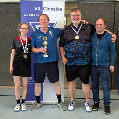 Neue Wettkampftische und ein spannendes Tischtennis-Turnier in Oldesloe 1 2026 05 09 vfl oldesloe tt race siegerehrung mit lukas trautz @ Neue Wettkampftische und ein spannendes Tischtennis-Turnier in Oldesloe