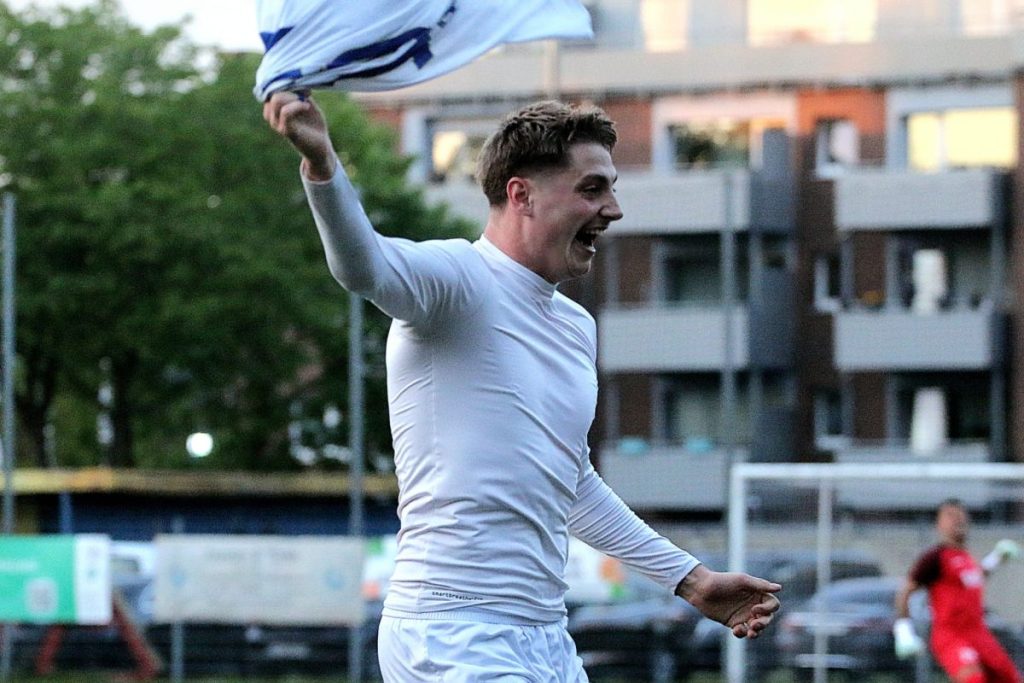 arp trikot jubel @ Dank Freistoß-Doppelpack: SC Rapid Lübeck krönt sich zum Meister
