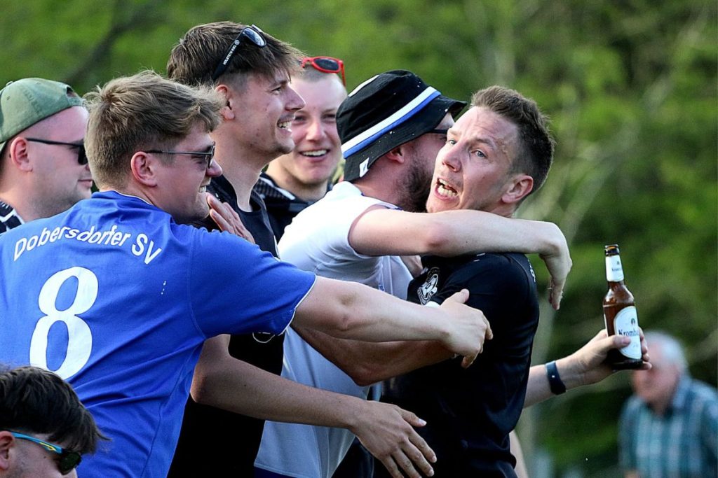 dobersdorf jubel mit fans @ Vorentscheidung im Meisterrennen? - Eutin 08 II verliert Spitzenspiel