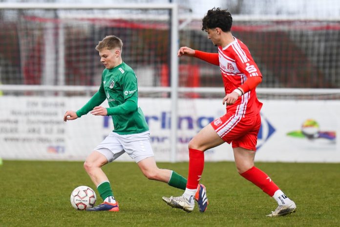 David Jona Maximilian Schreyer (6, VfB Lübeck) wird im Zweikampf von Tymur Svyrydenko (18, Hallescher FC) attackiert