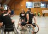 Ostseepokal wächst – hat aber noch Plätze frei Fecht-Weltmeisterin Hilke Kollmetz (Bild Mitte) und ihr Vereinskollege Peer Wollmer werden auch 2026 wieder am Rollstuhlbasketball teilnehmen. Foto: Lobeca/Holm