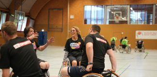 Ostseepokal wächst – hat aber noch Plätze frei Fecht-Weltmeisterin Hilke Kollmetz (Bild Mitte) und ihr Vereinskollege Peer Wollmer werden auch 2026 wieder am Rollstuhlbasketball teilnehmen. Foto: Lobeca/Holm