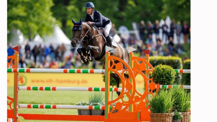 Junger Ire flitzt Weltelite davon: Tom Wachmann (IRL) gewinnt mit Obora's Laura Foto:sportfotos-lafrentz.de