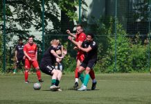 Umkämpfte Partie zwischen Eintracht 04 und Dornbreite II. Foto: Behnke Photograph.